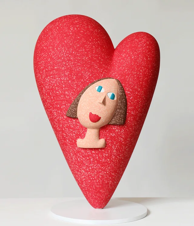 하트 속의 여자, 40×32×65cm, 레진에 크레파스