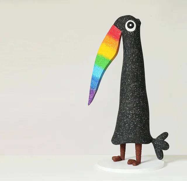 무지개 까마귀, 26×32×58cm, 레진에 크레파스